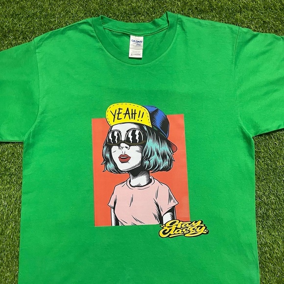 GILDAN- Stay classy cool girl graphic green T-shirt for men’s & women’s - Picture 3 of 5